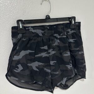 ATHLETA CAMO PRINT MESH RACER RUN SHORTS - SIZE XS WOMENS
